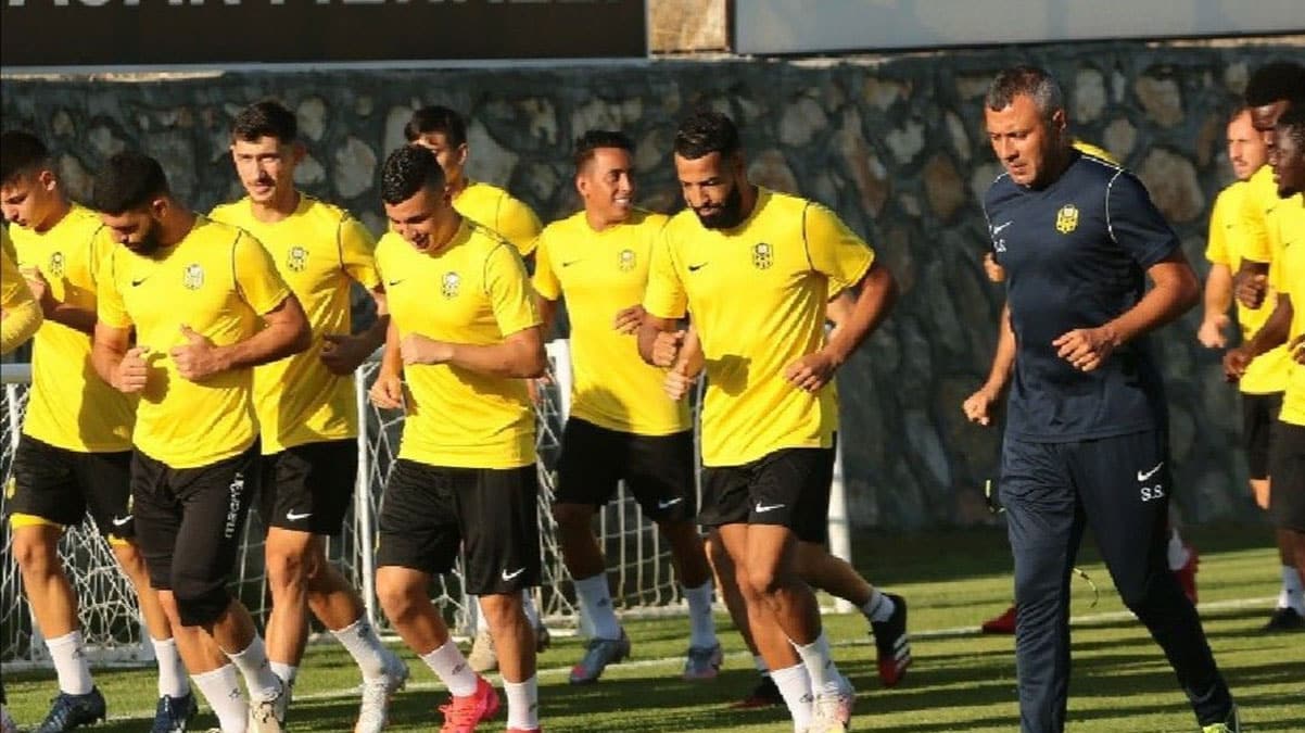 Yeni Malatyaspor kadrosunu 17 futbolcuyla yeniledi