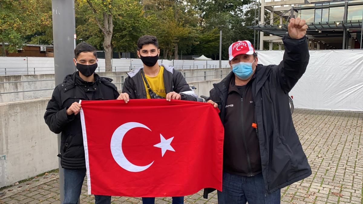 ''Bizim sevdamz Trkiye'' Gurbeti vatandalarmz Milli Takm yalnz brakmad