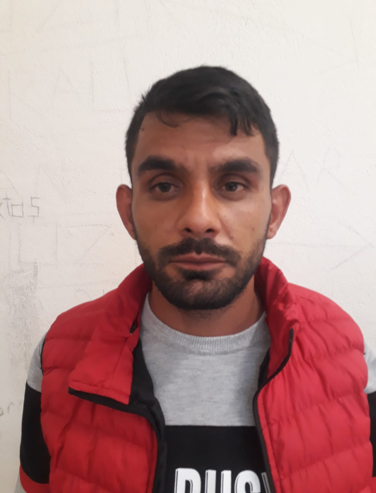 Firari h�k�ml�, gardropta hal�n�n i�ine sar�lm�� halde saklan�rken bulundu