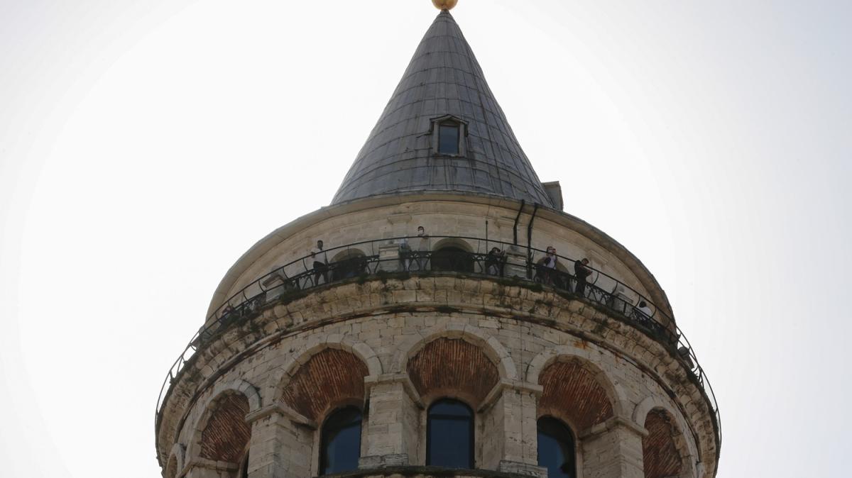 Restorasyonu tamamlanan Galata Kulesi kaplarn yeniden at
