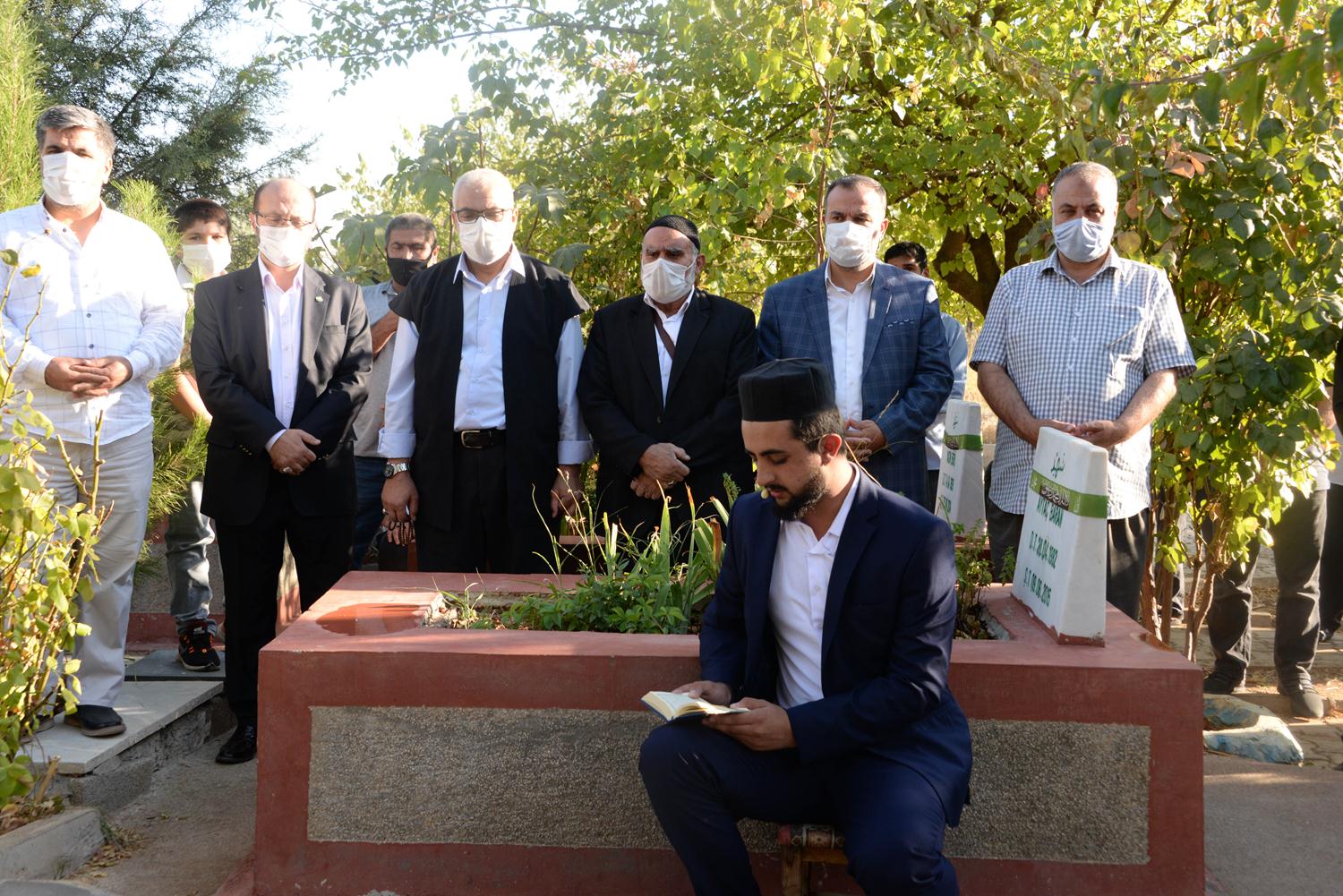 Yasin B�r� ve arkada�lar� mezarlar� ba��nda an�ld�