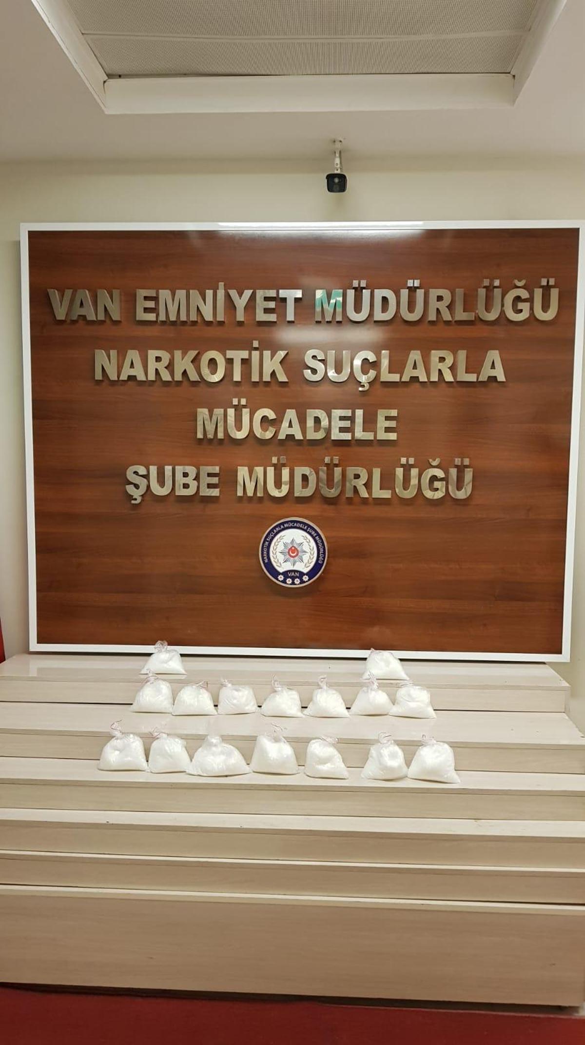 8 kilo metamfetamin ile yakalanan zanl� ��kar�ld��� mahkemece tutukland�