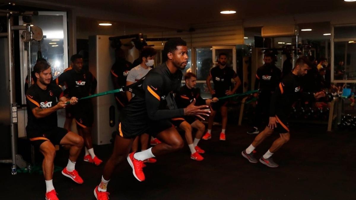 Galatasaray, Alanyaspor maçı hazırlıklarını salonda gerçekleştirdi