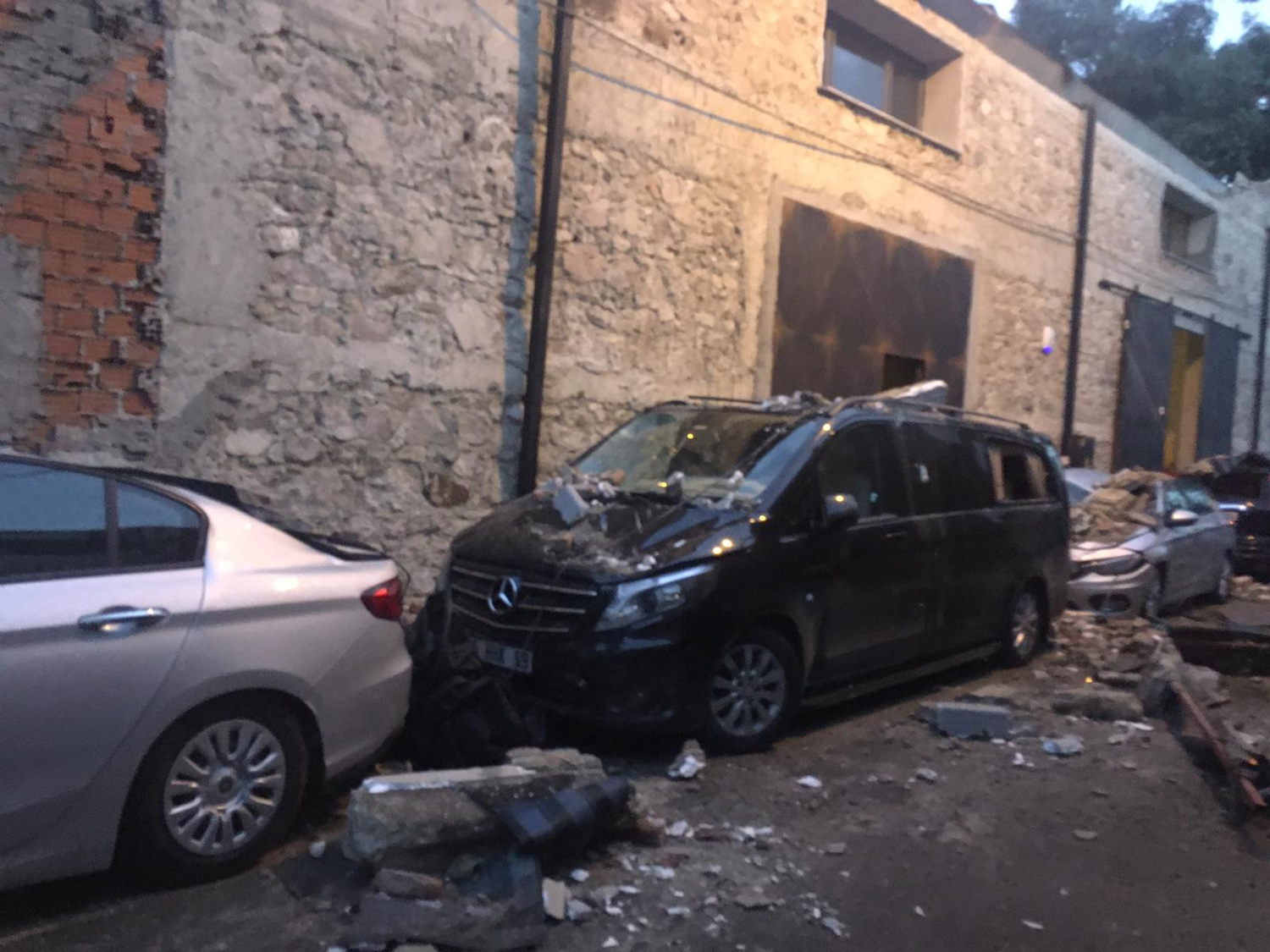 �zmir'de sa�anak nedeniyle ��ken duvar 5 ara�ta hasara neden oldu