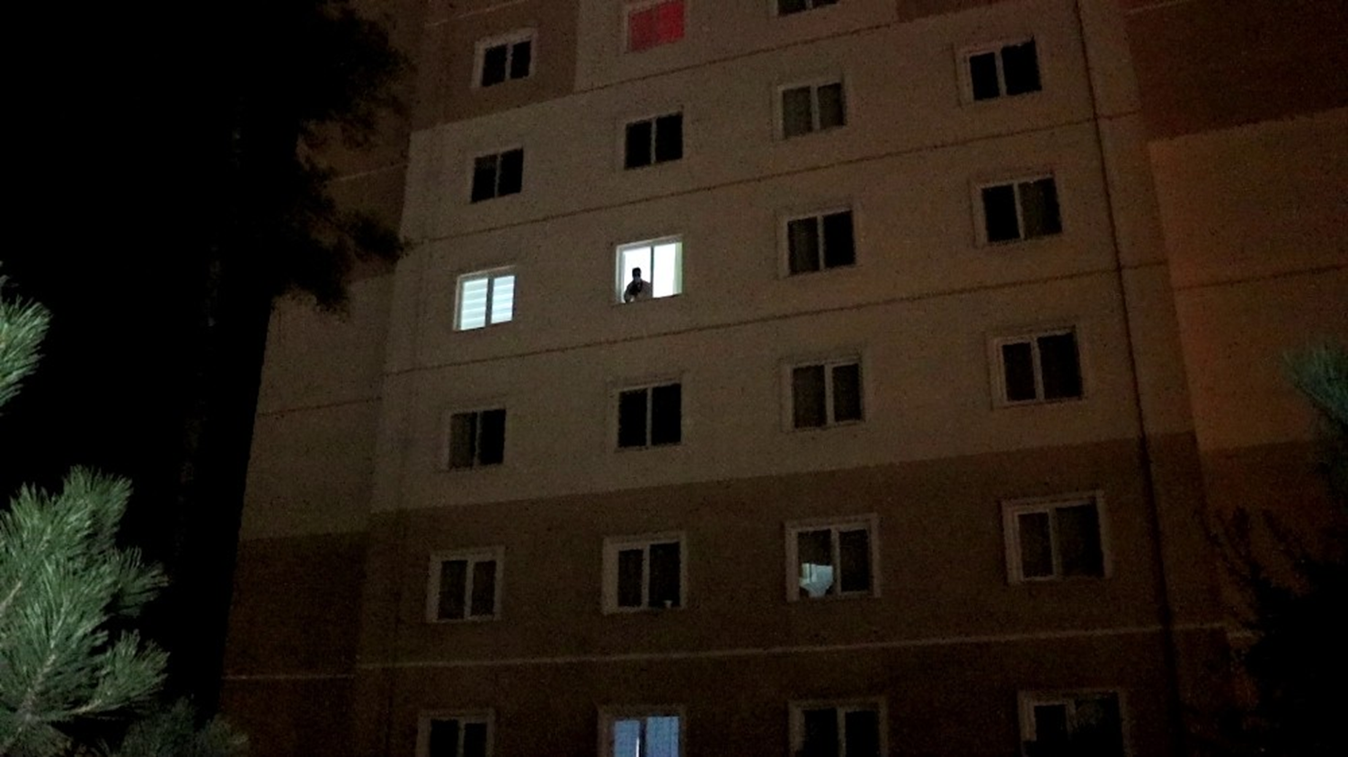 Karab�k'te pencereden d��en kad�n yaraland�