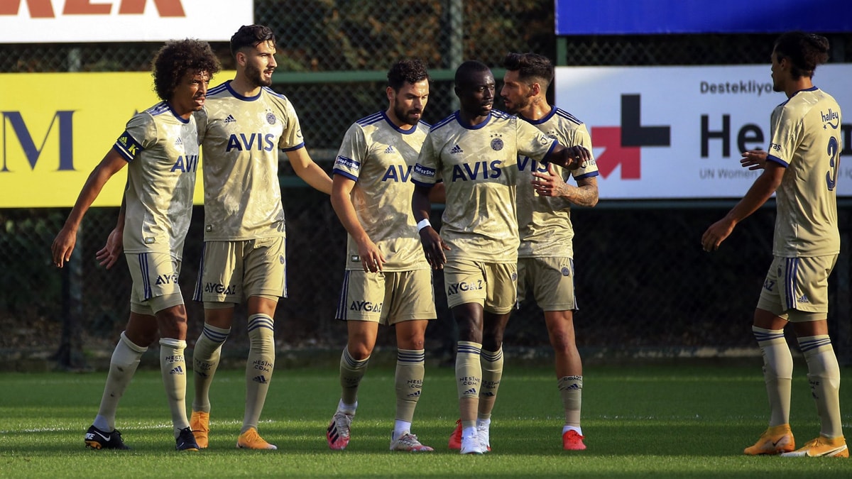 Fenerbah�e yeni transferleriyle co�tu