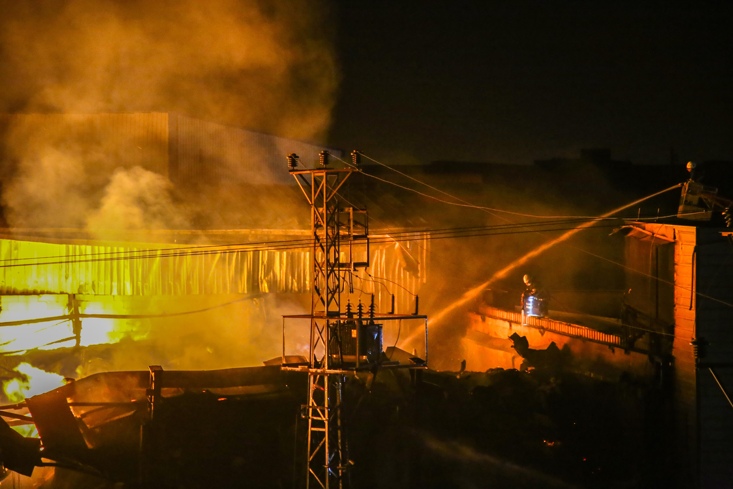 Hatay'daki orman yang�n� s�r�yor