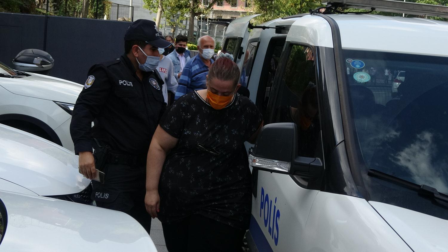 Yolda g�rd��� polislere teslim oldu: Beni uyu�turucu kuryesi yapt�lar, vicdan�m el vermedi
