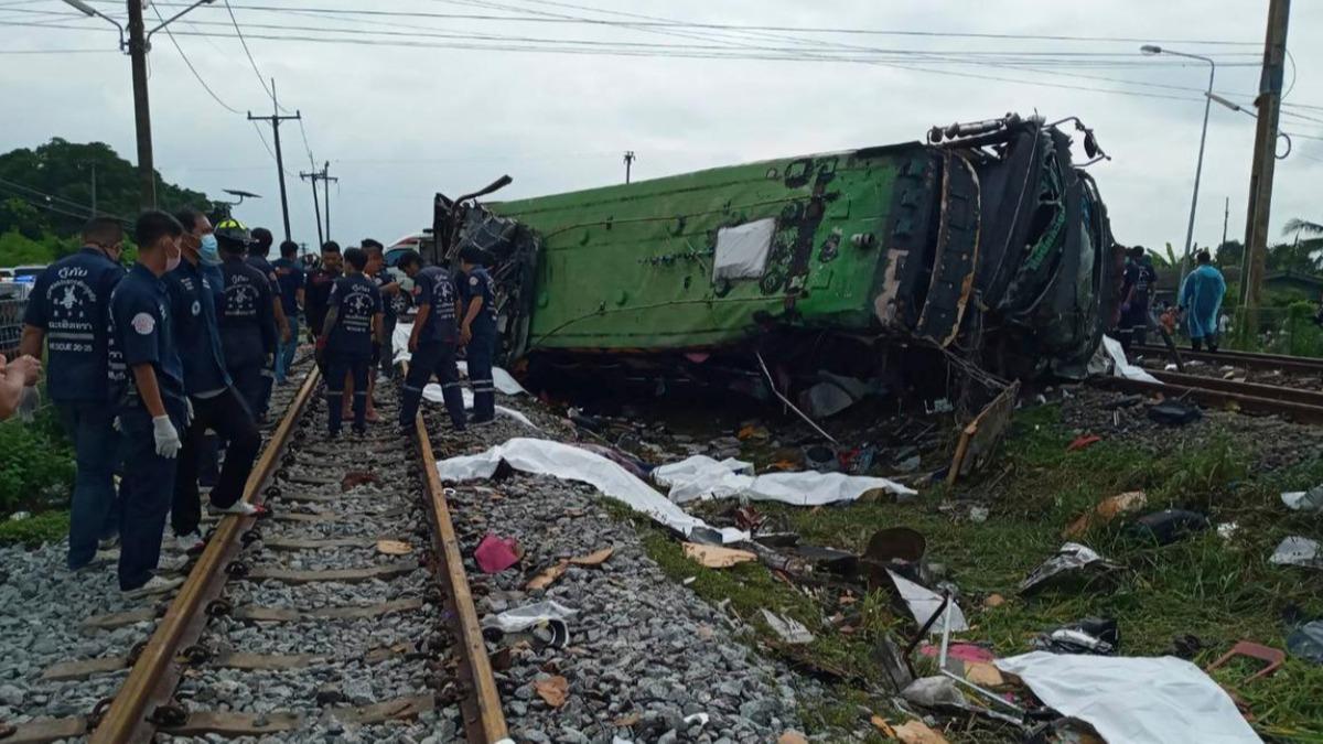 Tayland'da feci kaza! Tren otobse arpt: 17 l, 30 yaral
