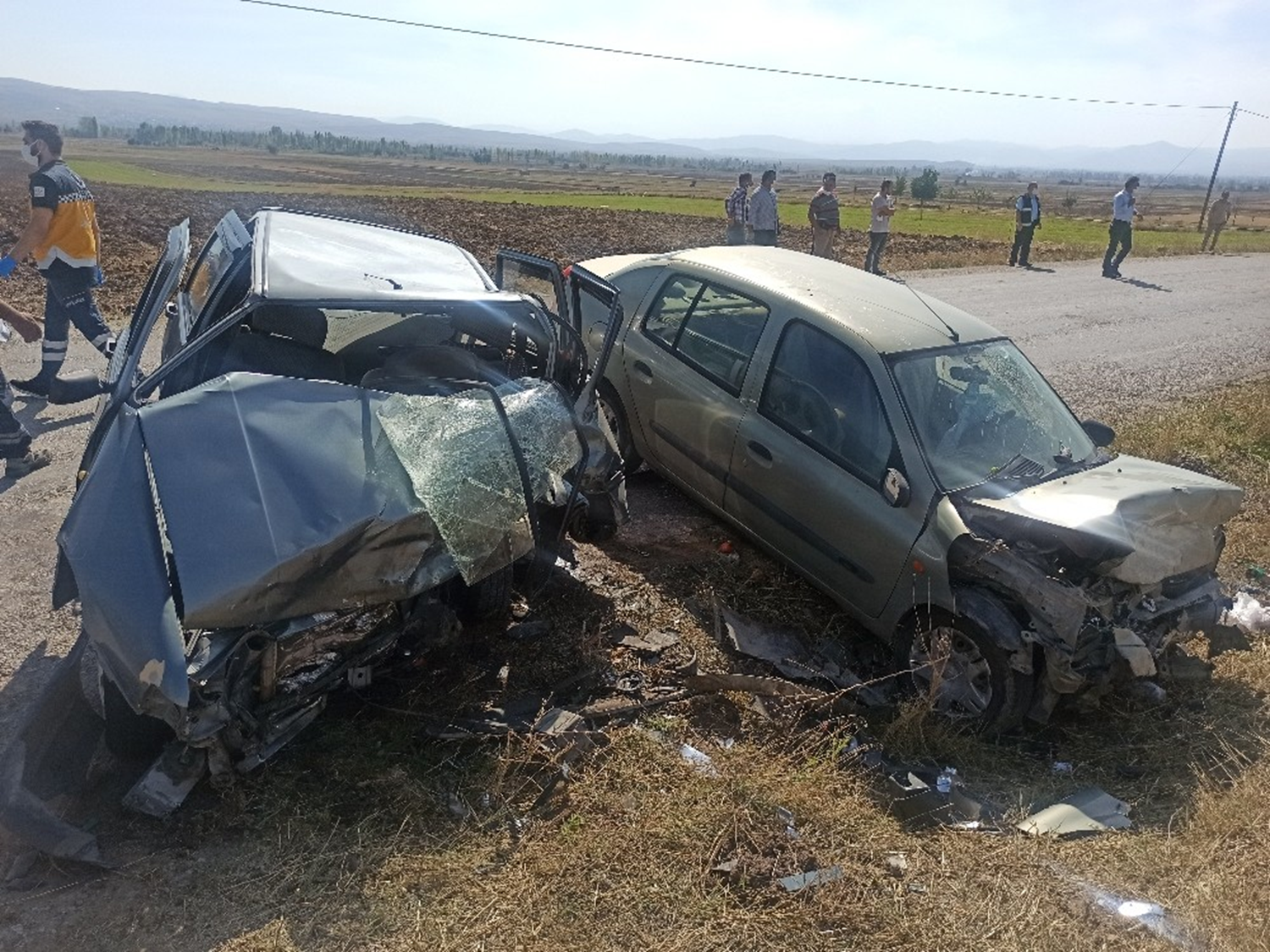 Afyon'da iki otomobil kafa kafaya �arp��t�: 1 �l�