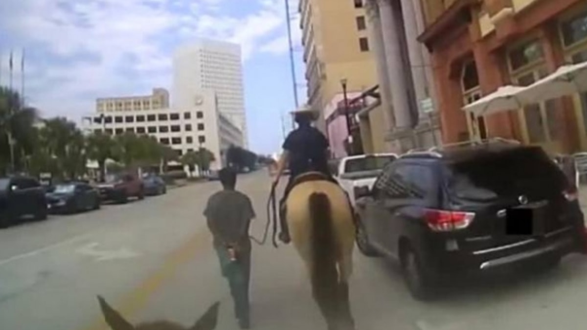 Kelep�eli �ekilde atl� polislerin arkas�nda y�r�t�lm��t�! Skandal olaya 1 milyon dolarl�k dava