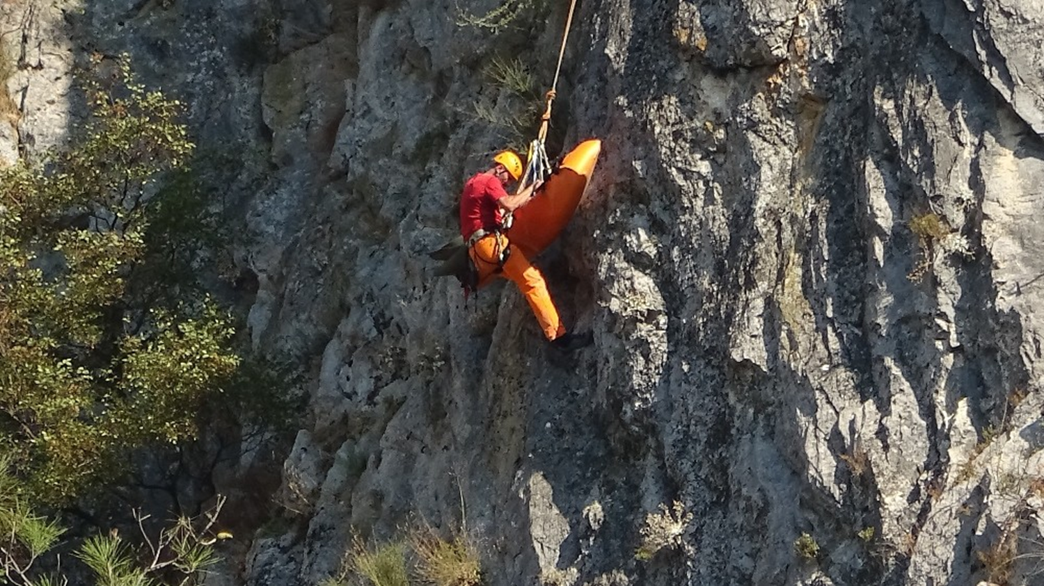 Metrelerce y�ksekten d��en da�c� kask� sayesinde �l�mden d�nd�