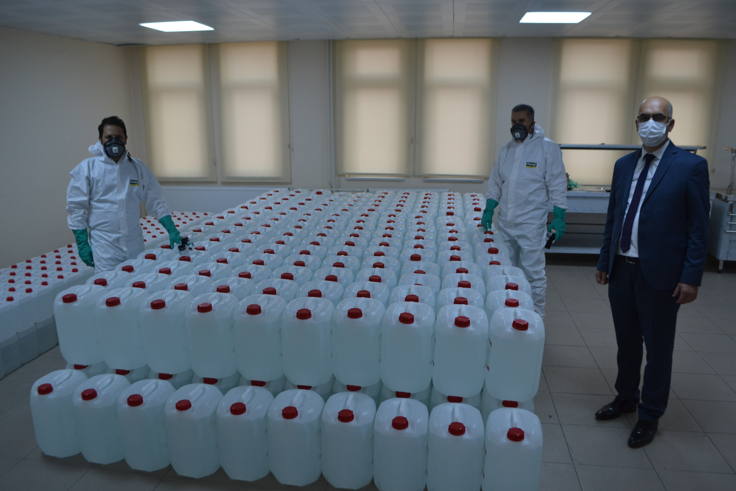 Milli Eitim Bakanl'nn denei ile kurulan atlyede lise rencileri gnde bir ton dezenfektan retiyor