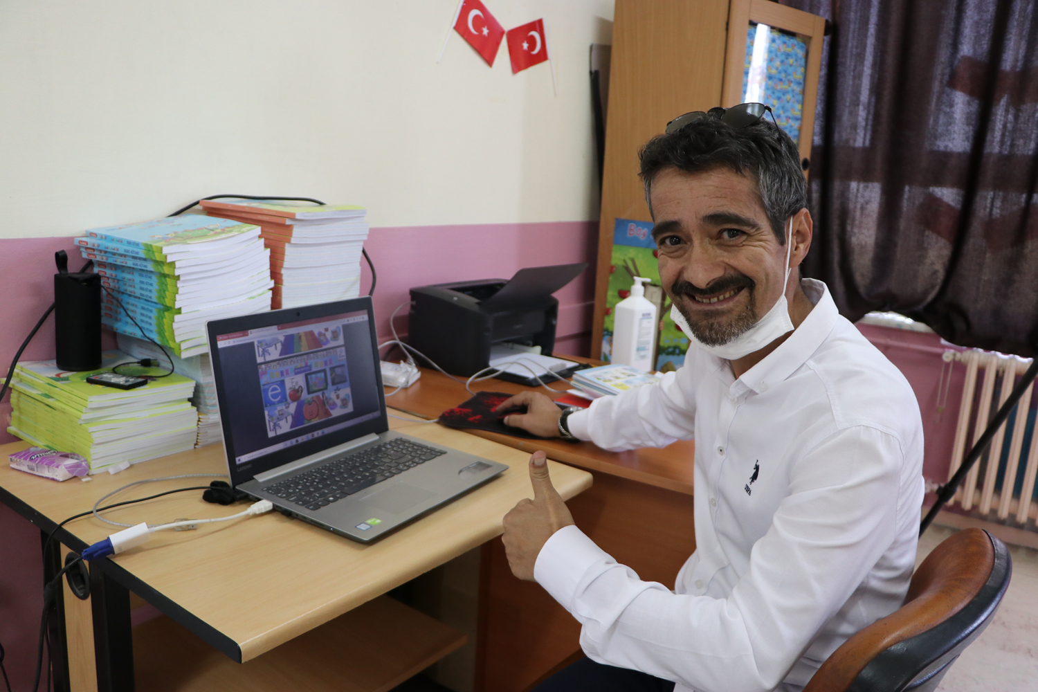 80 ��retmen g��lerini birle�tirdi, online e�itime g�n�ll� destek sa�l�yor