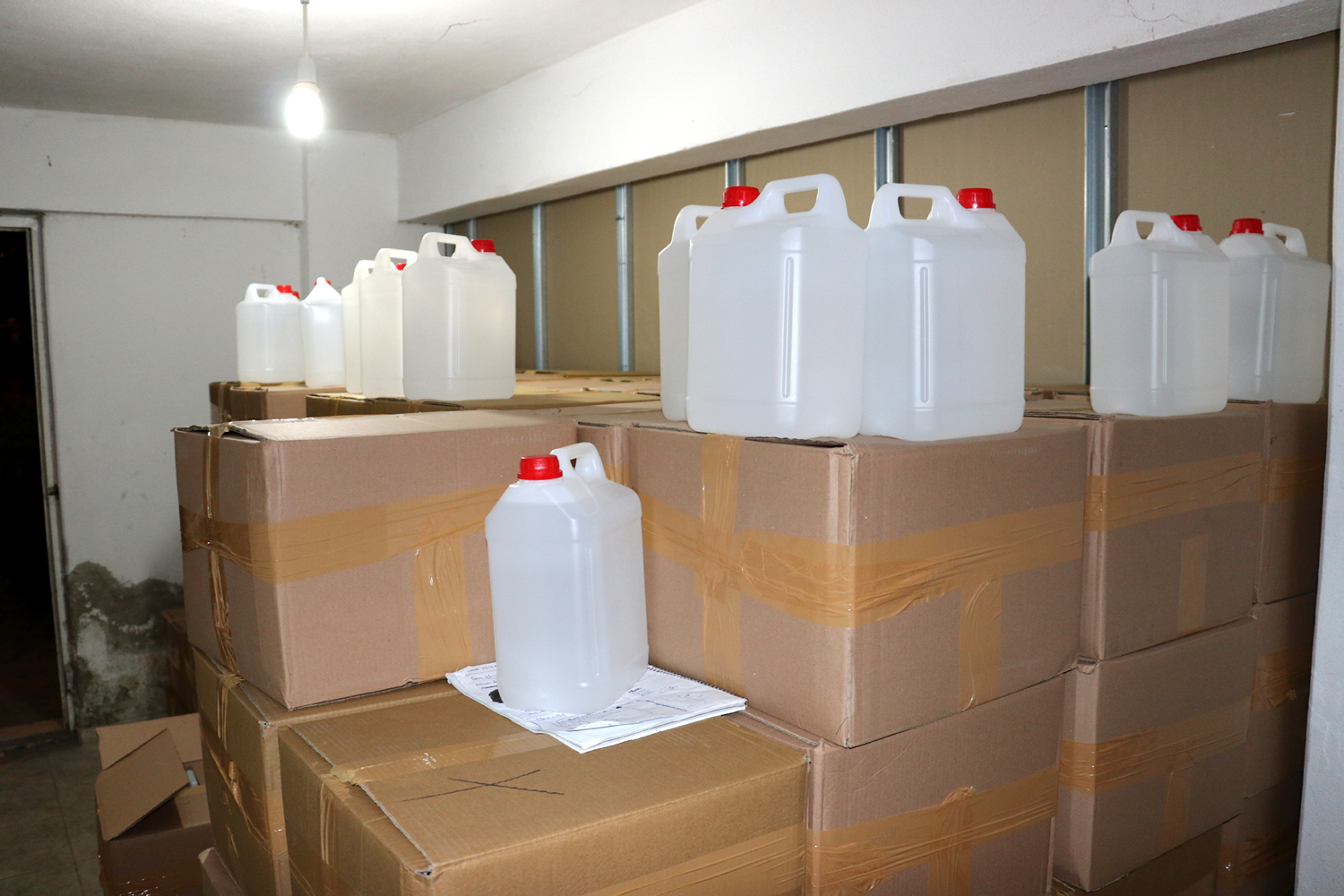 �stanbul'da 6 ton etil alkol ele ge�irildi: 3 ki�i g�zalt�na al�nd�