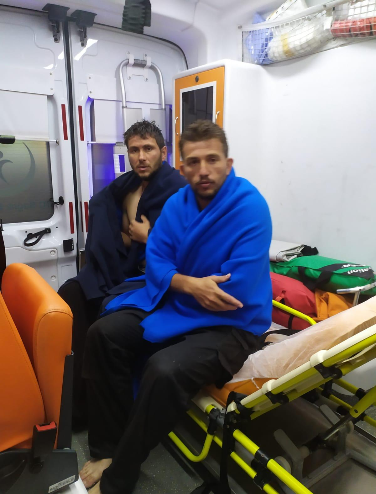 Bal�k�� teknesi alabora oldu, 4 ki�i kurtar�ld�