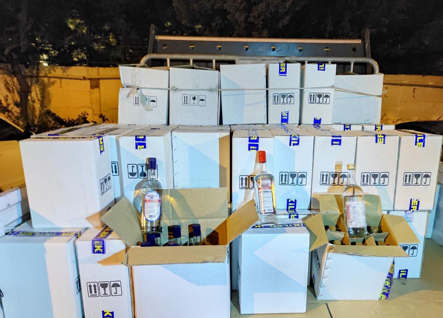 �stanbul'da tekel bayiye bask�n: 811 litre etil alkol yakaland�
