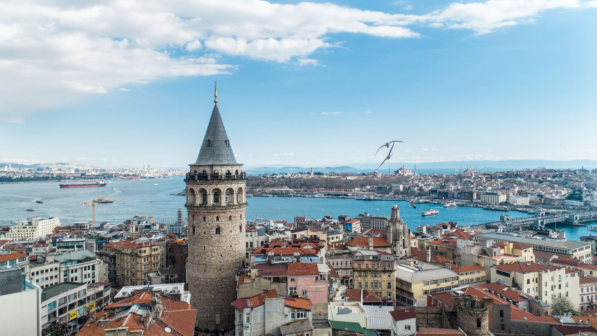 Restorasyon sonras� kap�lar�n� yeniden a�an Galata Kulesi'ne yo�un ilgi