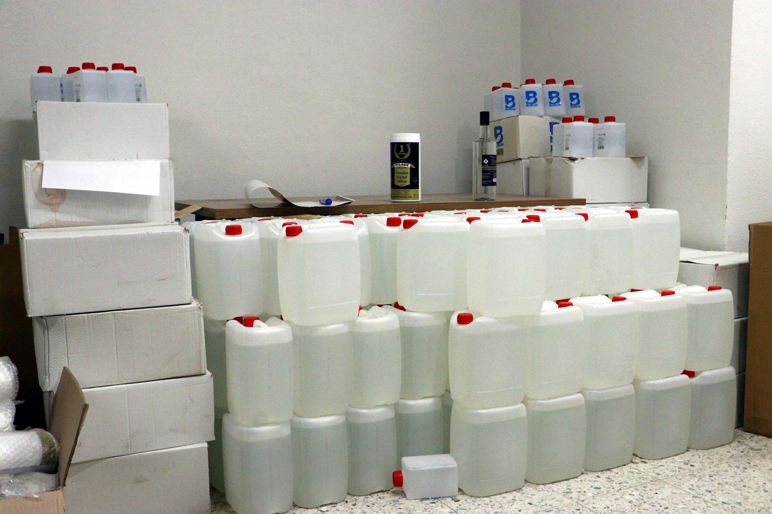 Ankara'da sahte i�ki bask�n�: 3 ton etil alkol ele ge�irildi