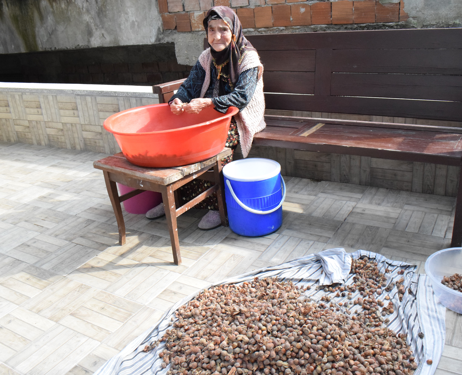 100 ya��ndaki Nazmiye nine gen�lere ta� ��kar�yor