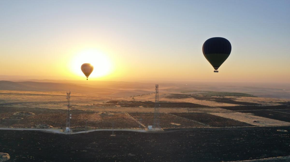 'Tarihin sfr noktas'nda scak hava balonuyla resmi uular balad