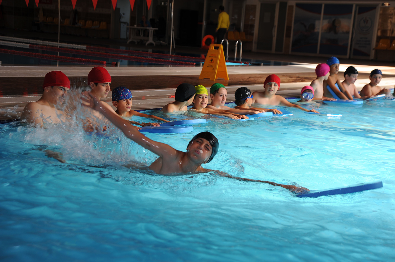 Gen�lik ve Spor Bakanl���nca hayat ge�irilen projeyle y�zme bilmeyen kalmayacak