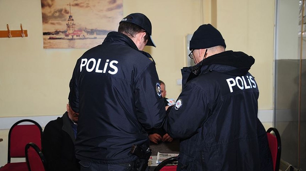 �zmir'de kumar oynayan 173 ki�iye, 211 bin 925 lira ceza