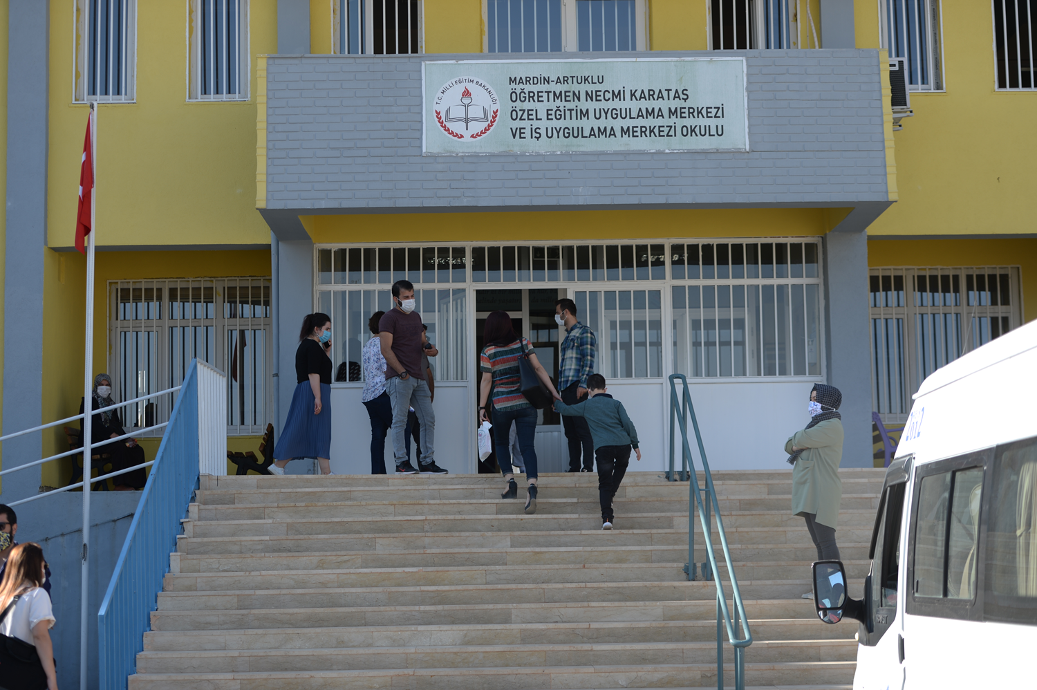 �zel gereksinimli �ocuklar hasret kald�klar� okullar�na kavu�tu