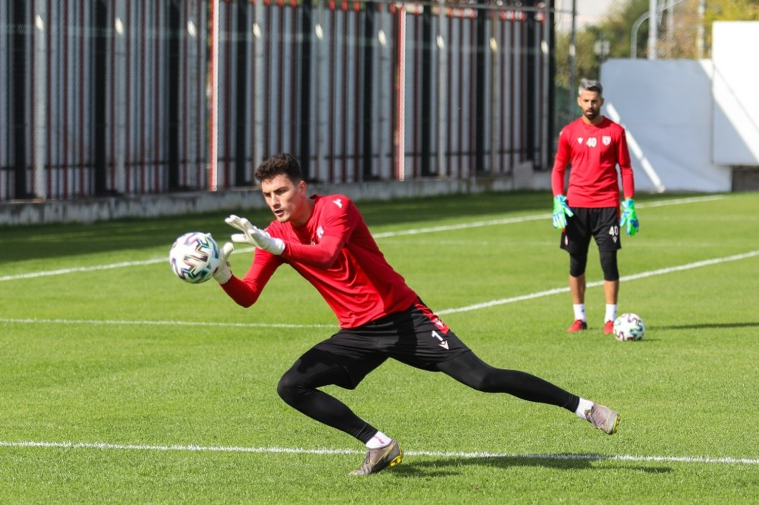 Samsunspor kalecisi Nurullah Aslan ge�en sezonu arat�yor