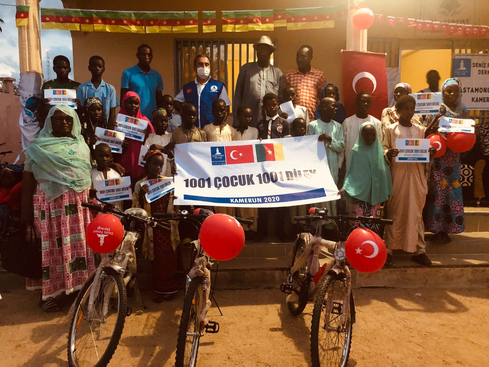 T�rkiye iyilikte de d�nyan�n d�rt bir yan�nda sava��yor: Kamerun'da g�zler ����a, yetimler hayallerine kavu�uyor