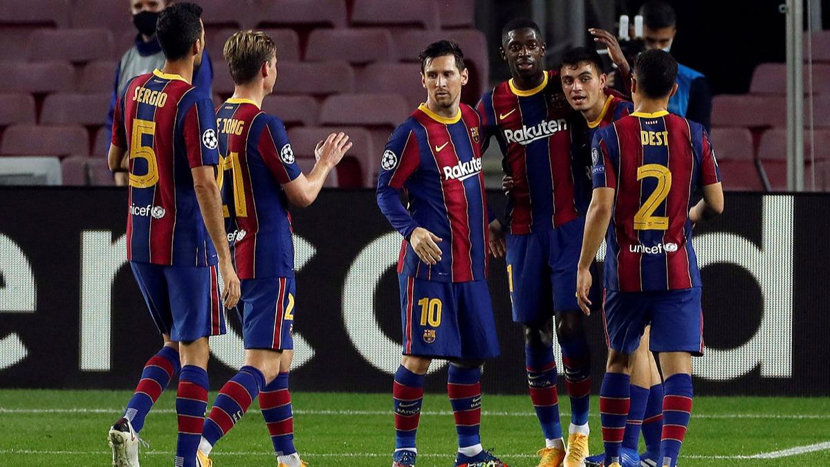 Barcelona'dan 4 futbolcuya yeni szleme