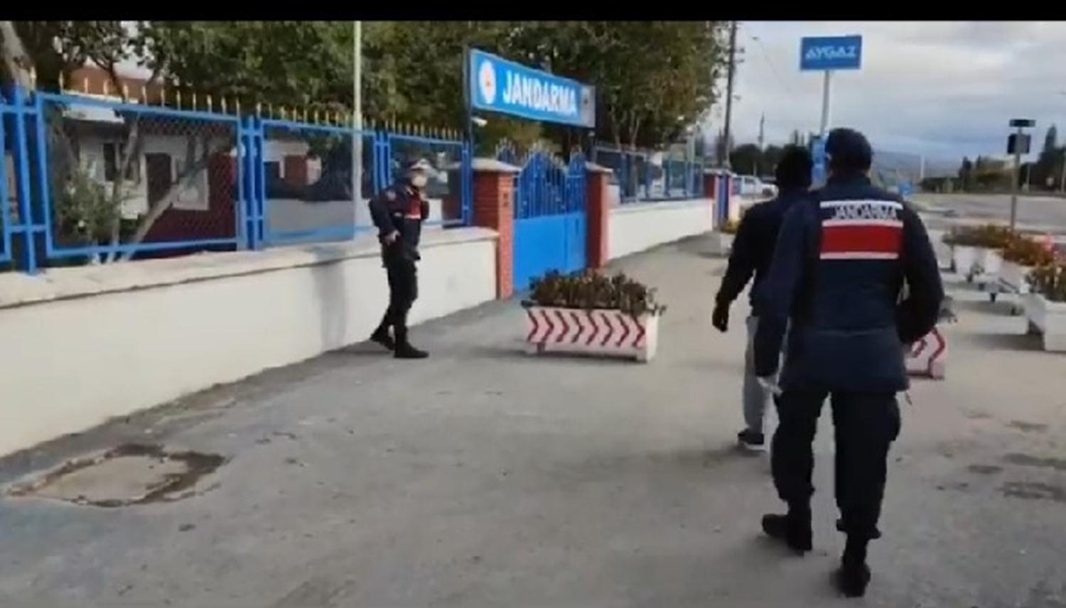 Hayrete d���ren olay! Koronavir�s hastas�, day�s�n�n HES kodu ile seyahat ederken yakaland�