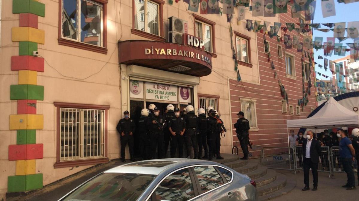 Ailelerin nnde oturma eylemi srdrd HDP il binasnda polislerce arama yaplyor