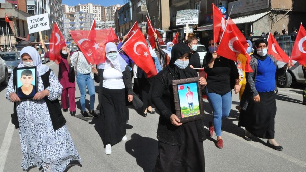 rnak'ta acl anneler Trk bayraklaryla HDP binas nnde eylem yapt
