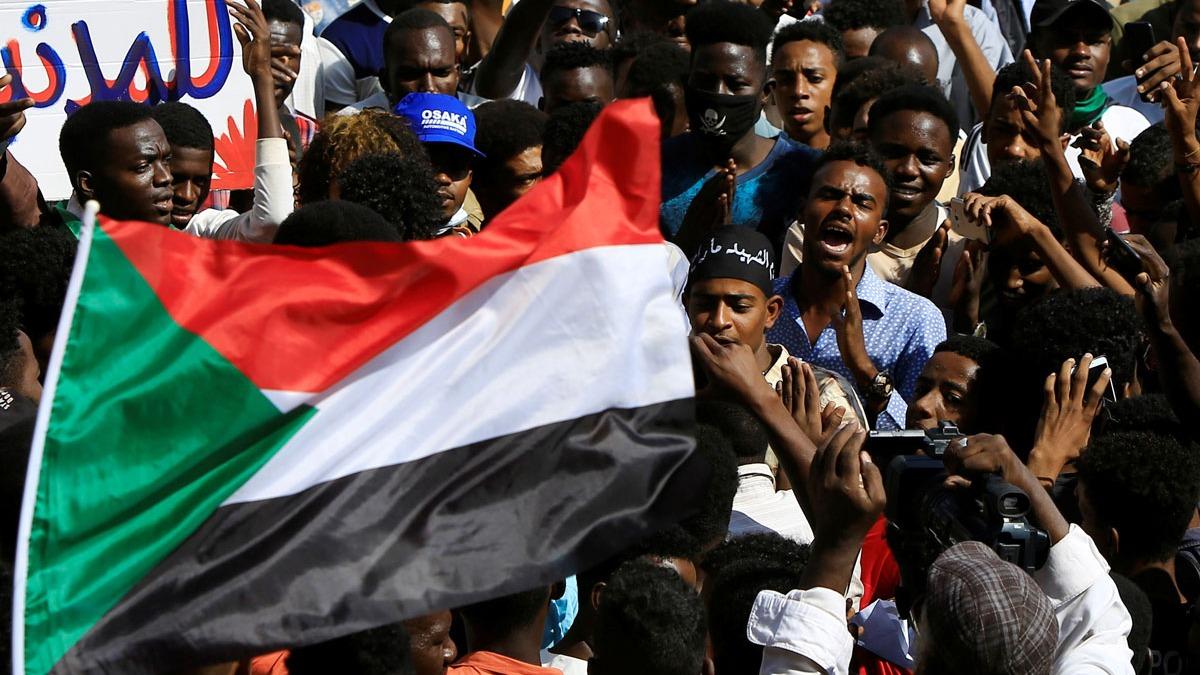 Sudan halk ''srail ile normalleme'' konusunda ikiye blnd