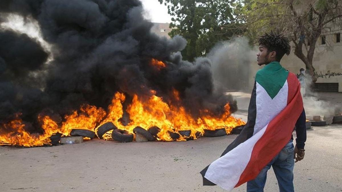 Sudan'da hayat pahall protestolar sryor