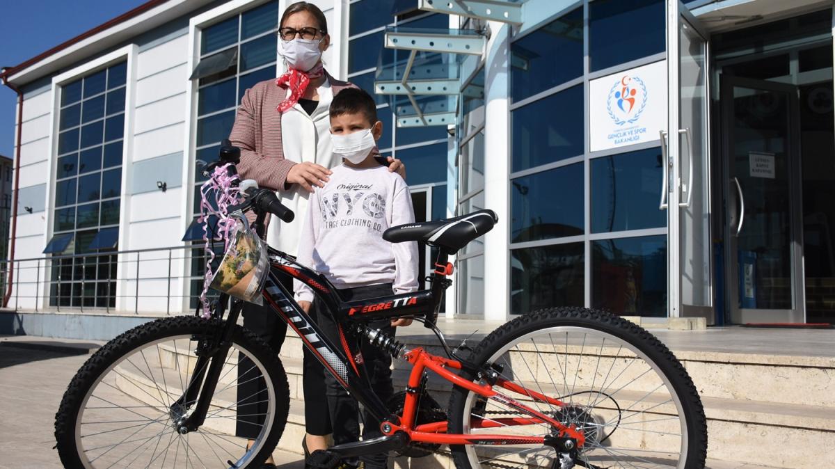 Bisikleti ezilen 6 yandaki Utku'nun yzn Bakan Kasapolu gldrd