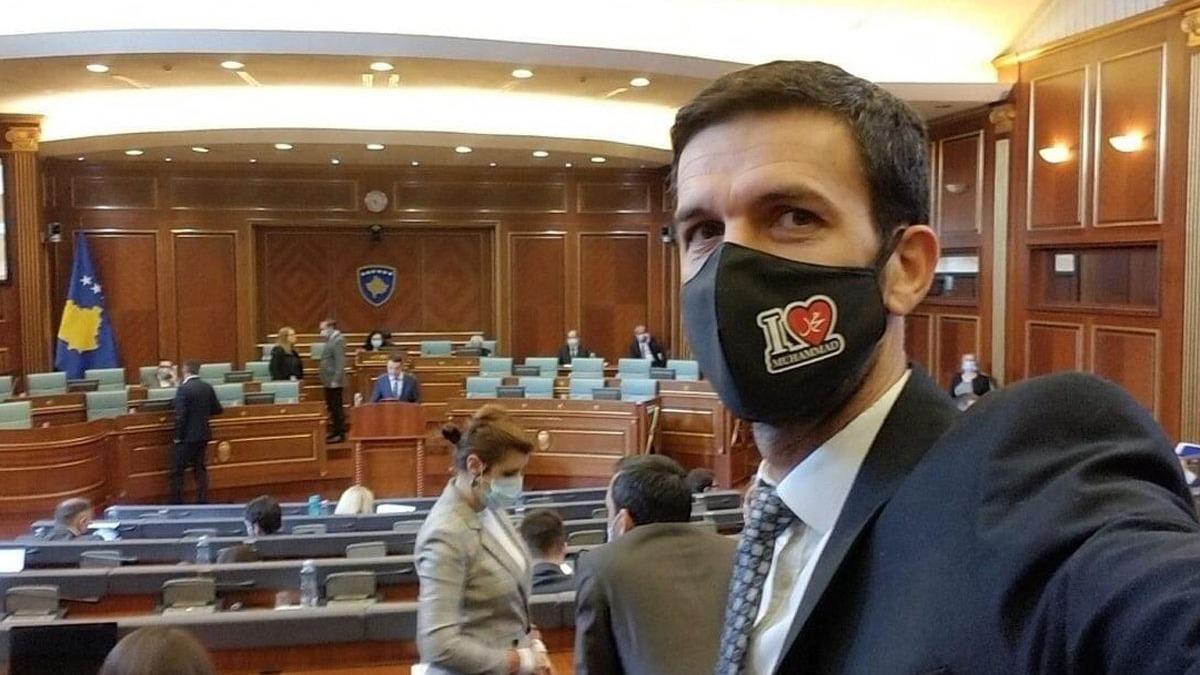 Kosova milletvekili ''I Love Muhammed'' yazl maskeyle Meclis oturumuna katld