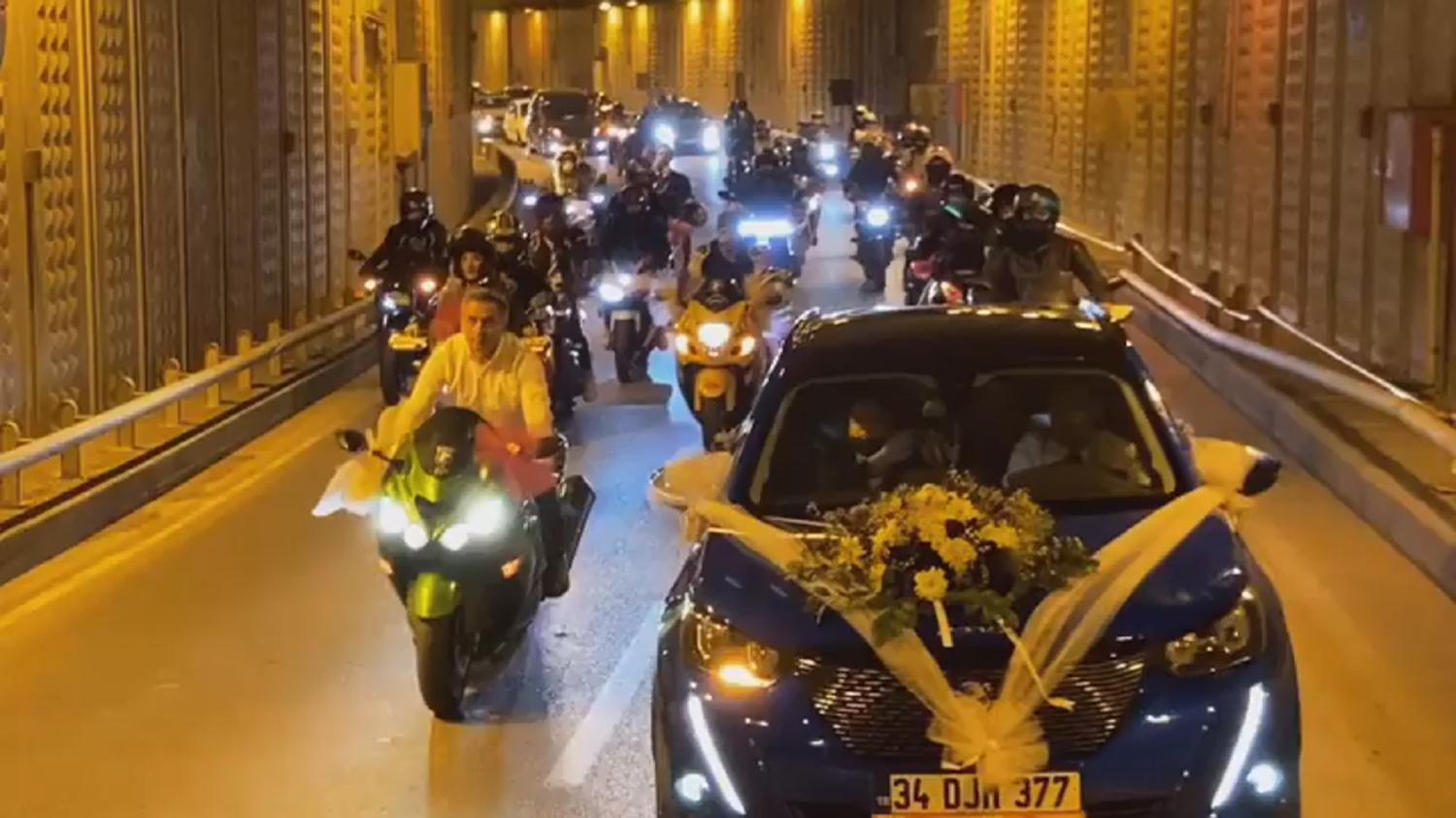 D���n konvoyu ter�r�: Koronavir�s tedbirleri ve trafik kurallar� hi�e say�ld�