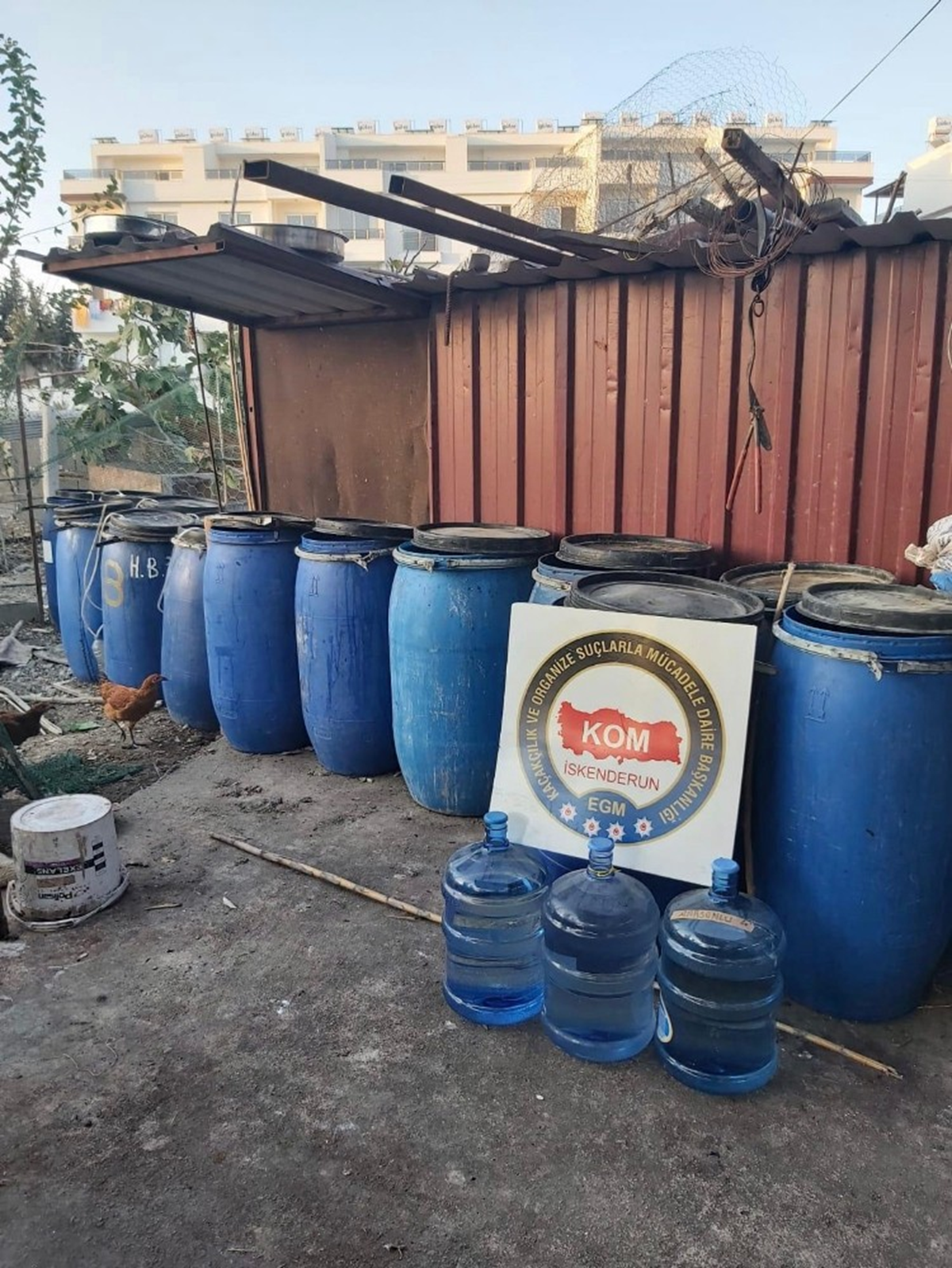 Hatay'da sahte alkol bask�n�: 2 bin 40 litre ele ge�irildi