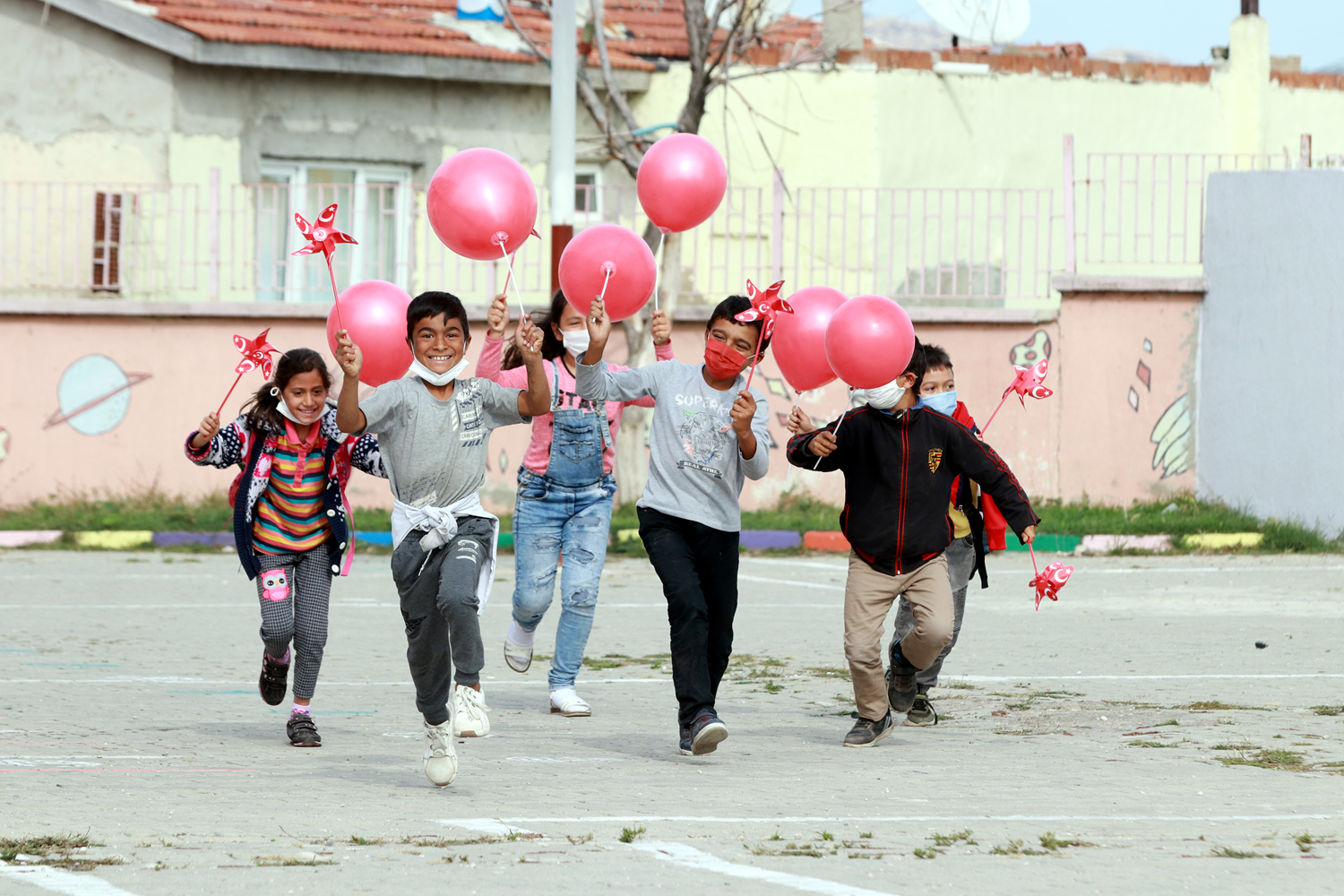 Cumhuriyet Bayram� dolay�s�yla polis ekipleri dezavantajl� ��rencilerin y�z�n� g�ld�rd�
