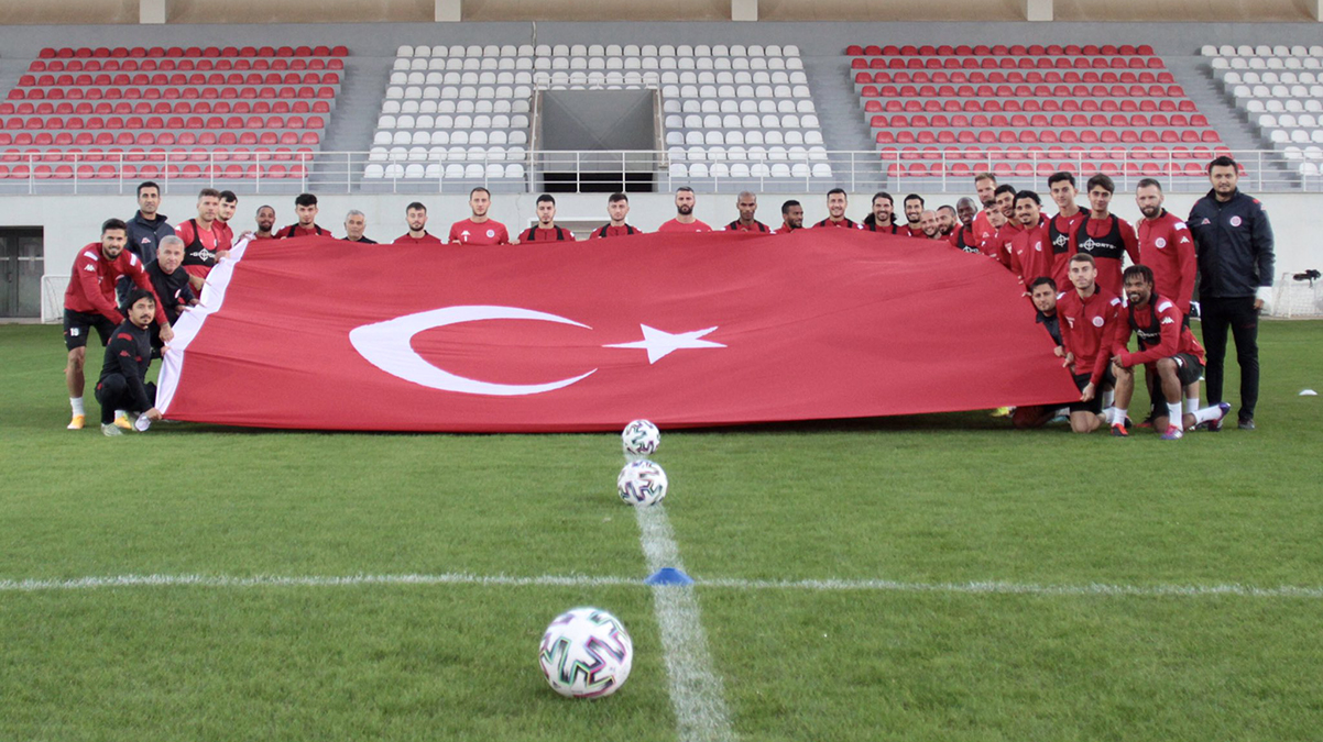 Antalyaspor, Tamer Tuna'n�n yard�mc�lar�na emanet!