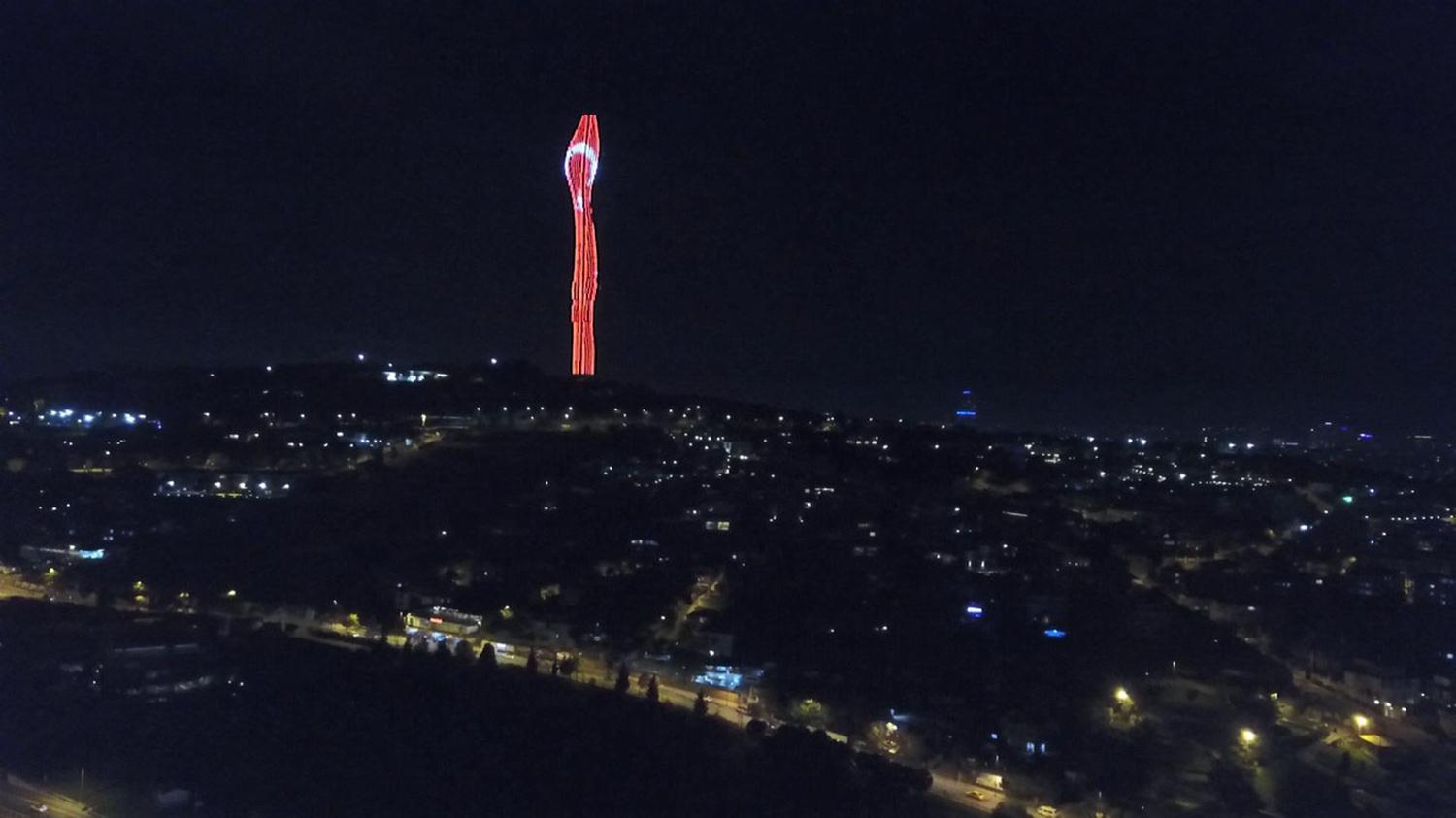 K���k �aml�ca Kulesi'nde 'Cumhuriyet' temal� ���k g�sterisi