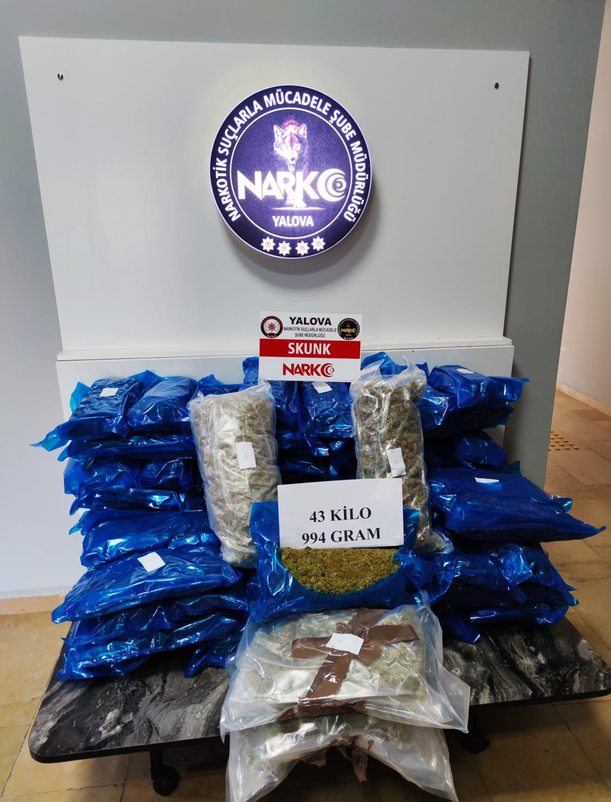 S�n�rda narkotik bask�n�:  44 kilogram skunk ele ge�irildi