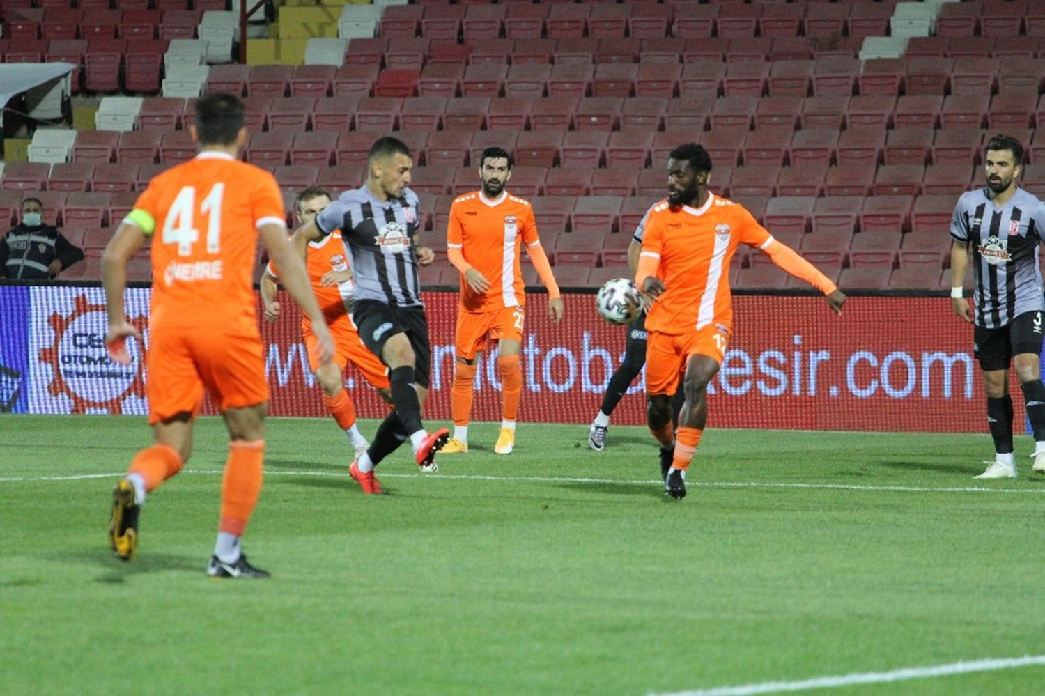 Adanaspor deplasmanda �ov yapt�
