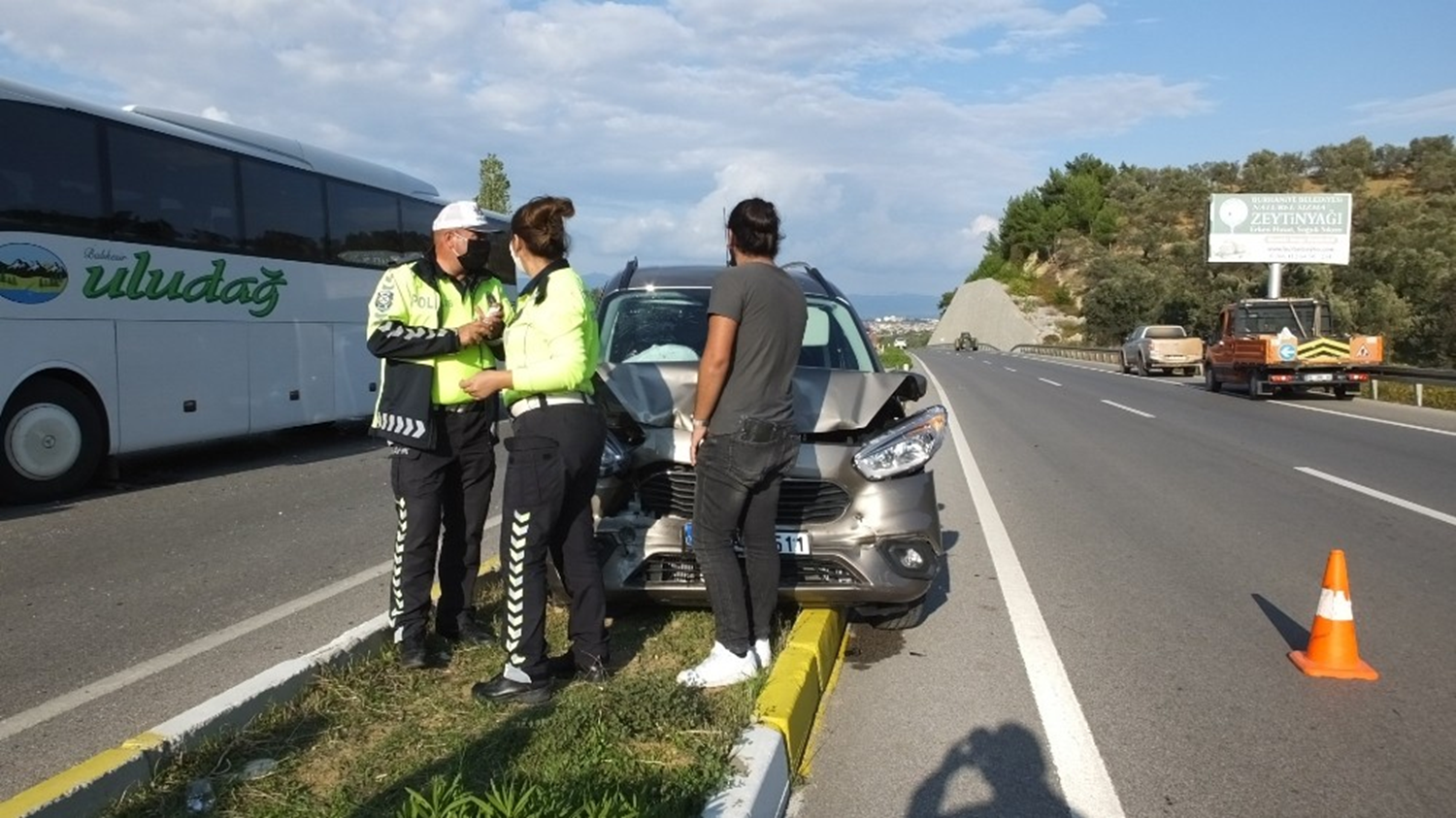 Bal�kesir'de zincirleme kaza: 3 yaral�