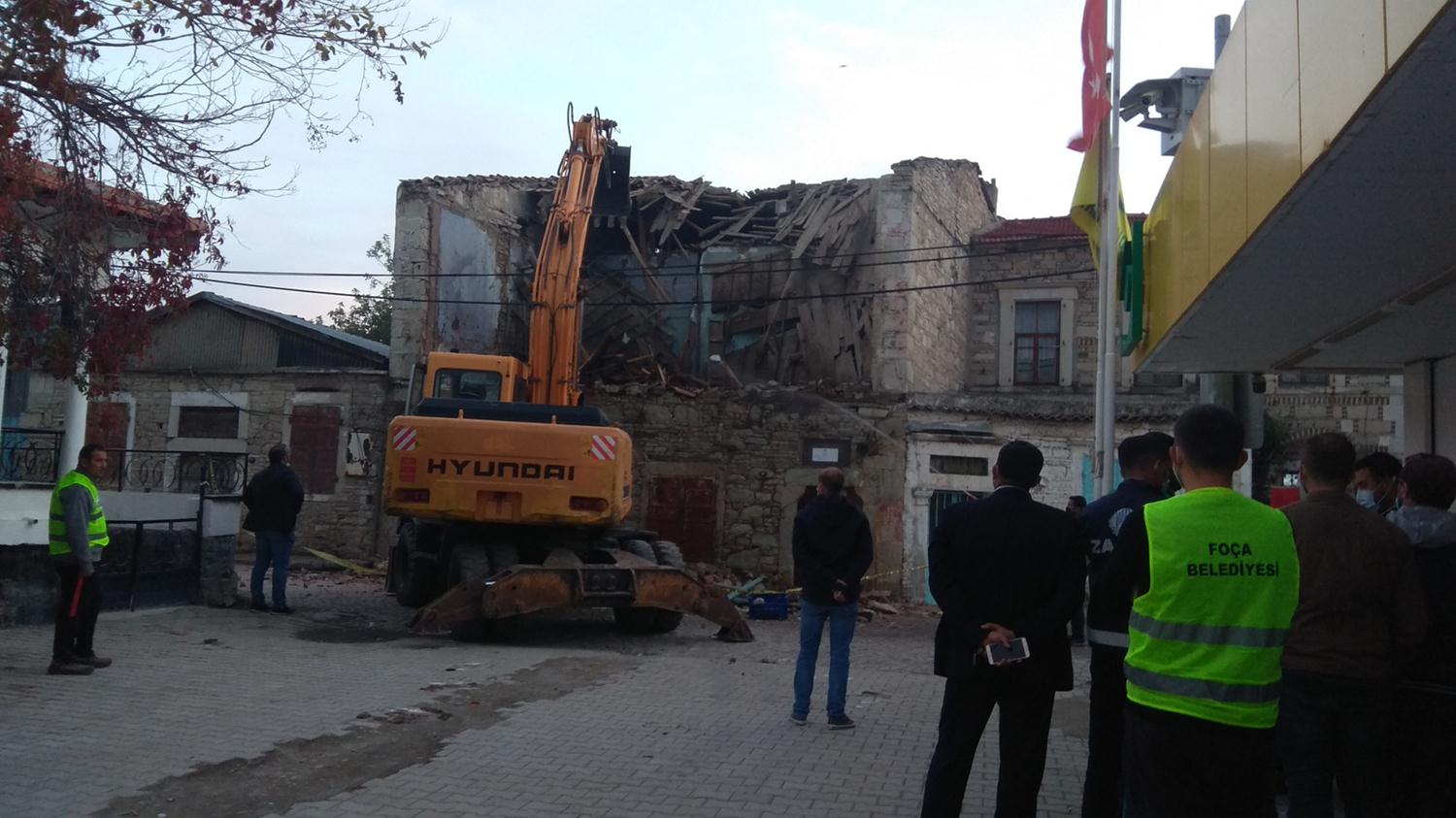 Fo�a'da hasar g�ren 6 binadan 3'� tehlike olu�turdu�u gerek�esiyle ekiplerce y�k�ld�