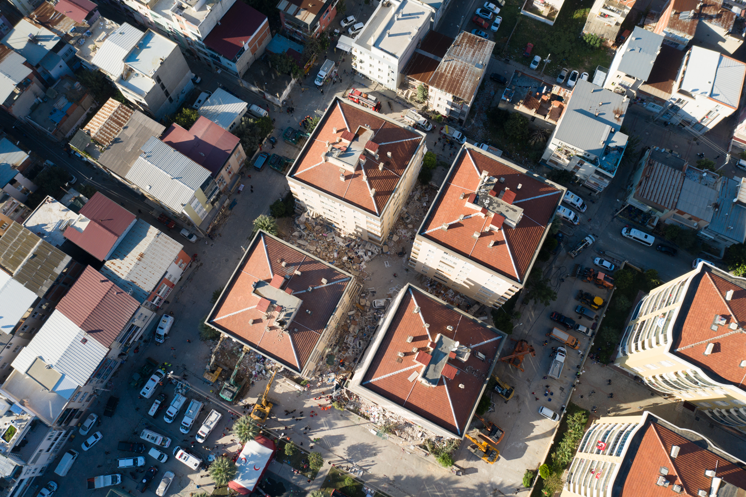 DASK deprem b�lgesinde g�reve ba�lad�: T�m imkanlar�m�zla vatanda��m�z�n yan�nday�z