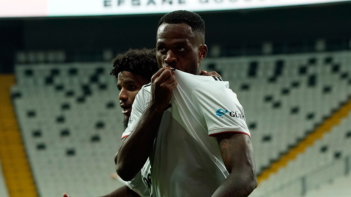 Cyle Larin: Ondan her g�n bir �eyler ��reniyorum