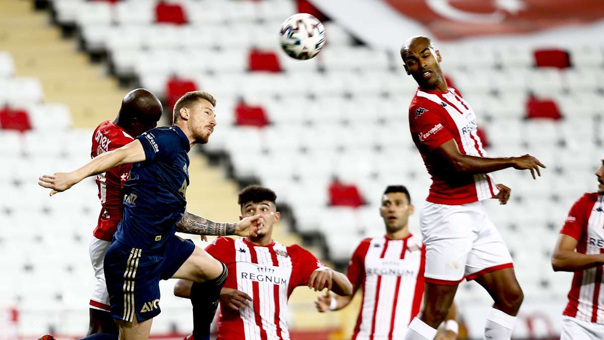 Antalyaspor - Fenerbah�e ma��nda k�rm�z� kart!